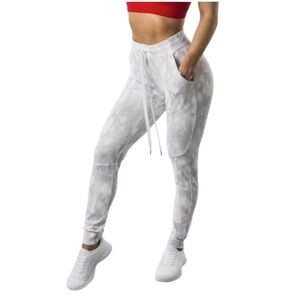 BuffBunny Jasmine Jogger in Snow Camo